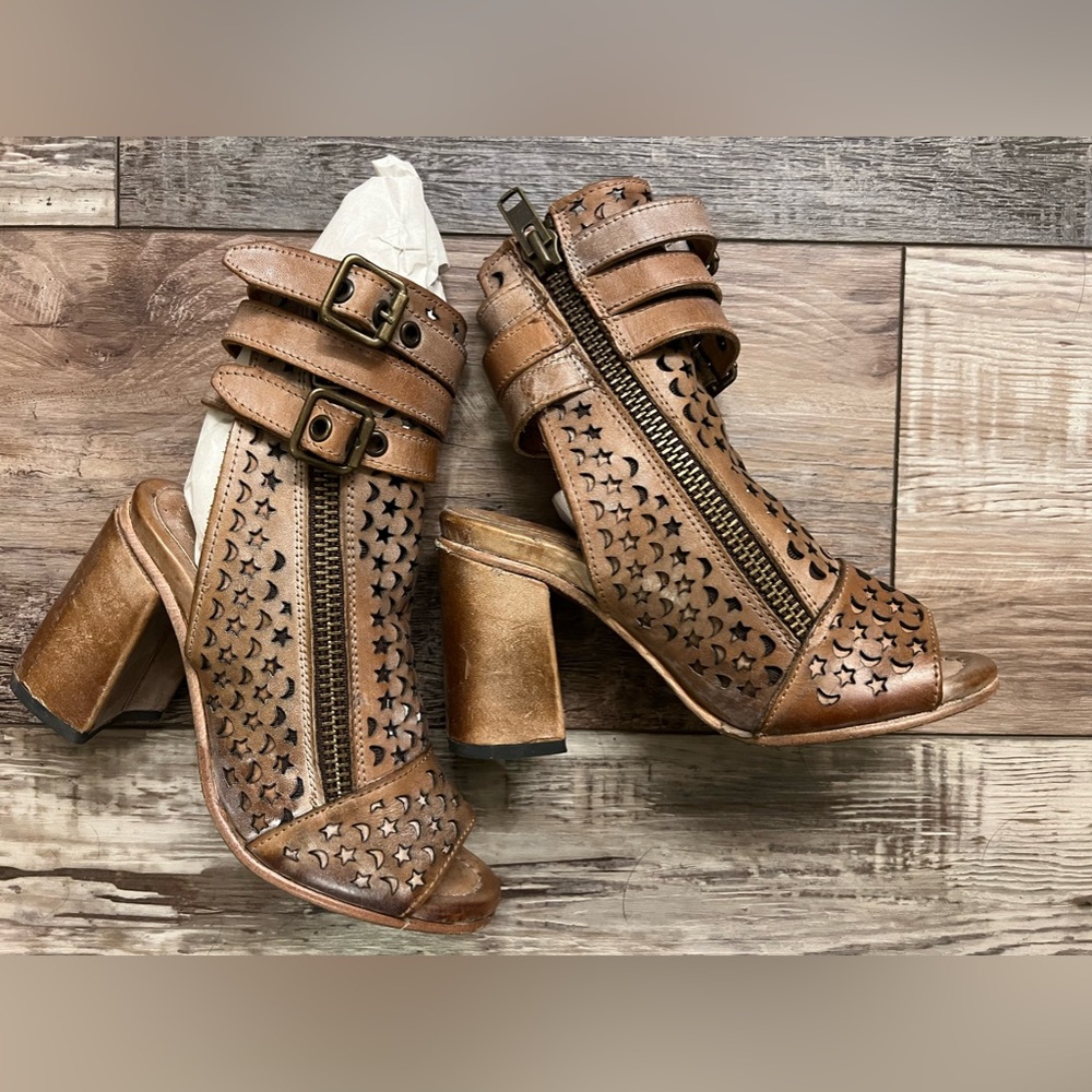 Freebird Theresa 
Size 7
Great detail in leather design